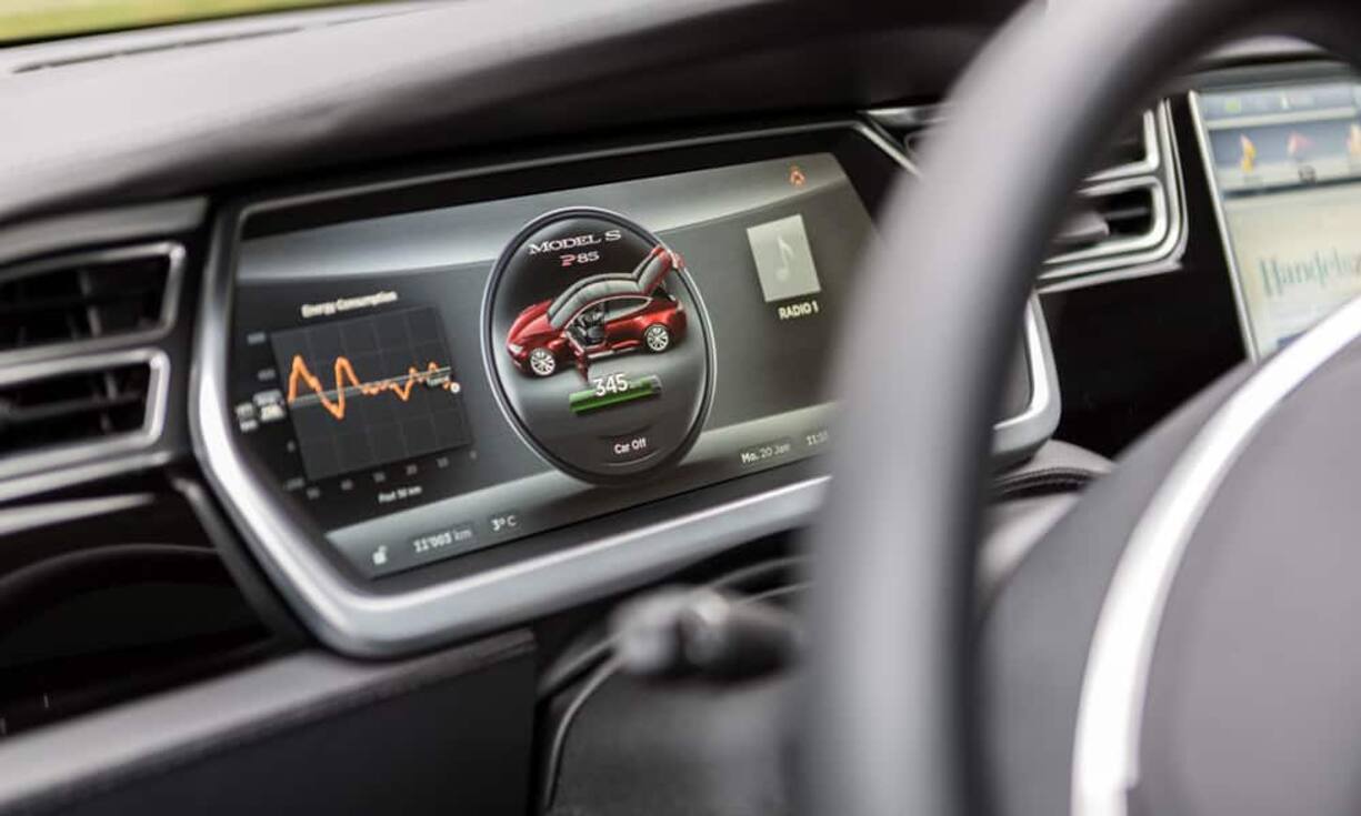 Die Anzeige im Tesla ist voll elektronisch. Das Display hinter dem Steuerrad zeigt Geschwindigkeit, Stromverbrauch, Batteriestand, Radiosender und Telefongespräche an. Das Auto lässt sich problemlos mit dem Smartphone synchronisieren.     Das Auto hat der Fotograf Patrick Stoll exklusiv für handelszeitung.ch in Szene gesetzt.