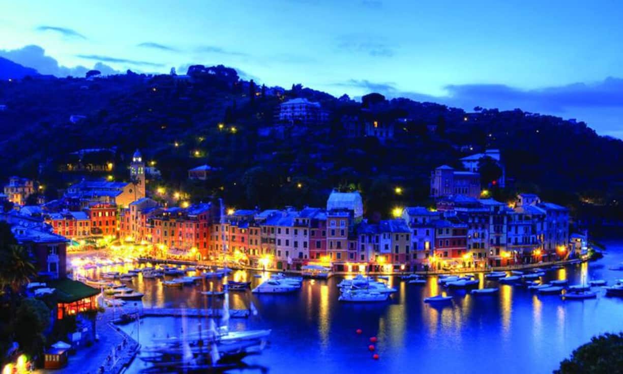 Tipp 3: Portofino. Das malerische Dorf in Ligurien scheint wie die Kulisse eines Fellini-Films – nur in Farbe. Wer sich dem Dolce Vita hingeben will, urlaubt im Hafenstädtchen gemeinsam mit der internationalen Prominenz. Eight Hotel Portofino
