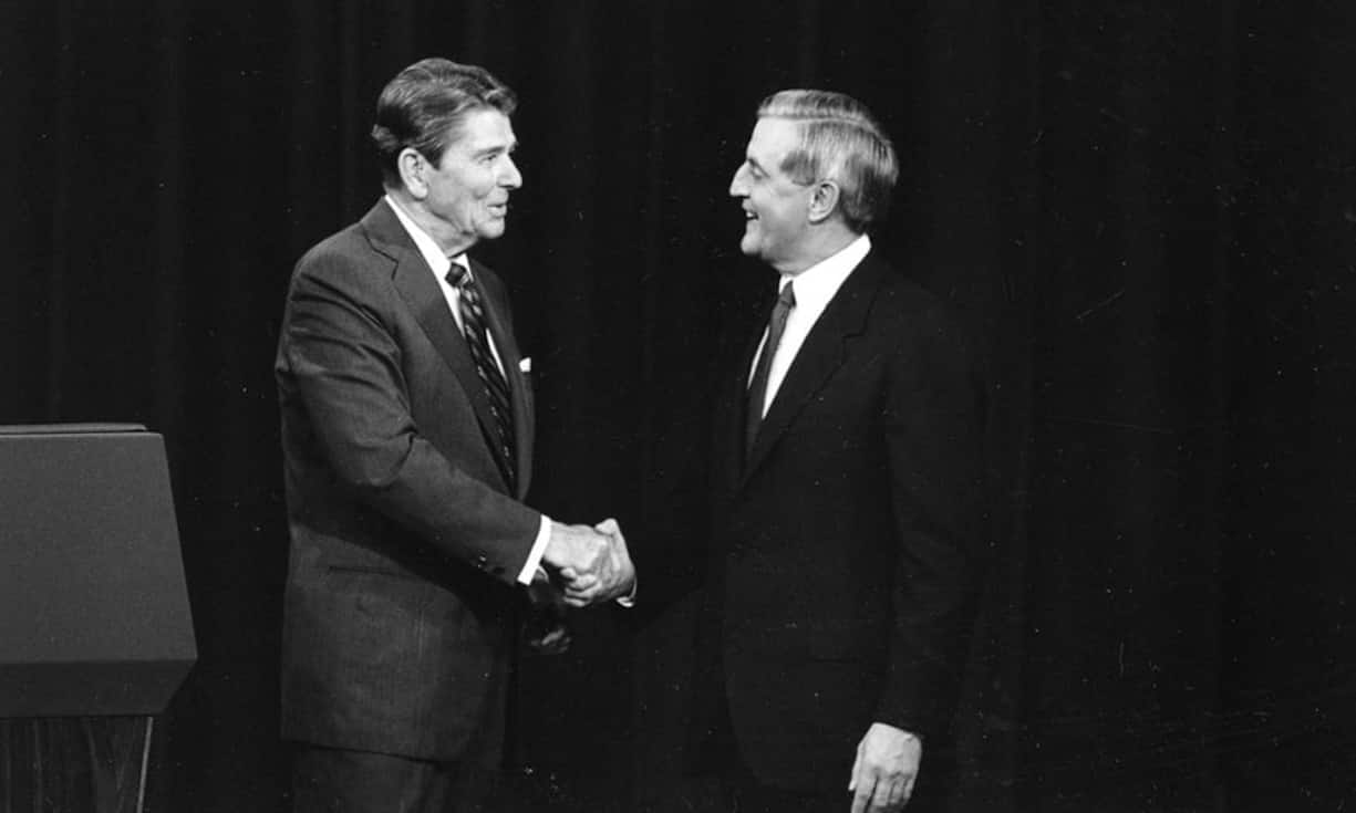 1984: Präsident Reagan sticht wortgewandt den Demokraten Walter Mondale (r.) aus. Der damals 73-Jährige, im Duell auf sein hohes Alter angesprochen, sagt: «Ich werde Altersfragen in dieser Kampagne nicht thematisieren. Ich werde die Jugend und Unerfahrenheit meines Opponenten nicht politisch ausschlachten.» Reagan wurde wiedergewählt. Rund 67 Millionen Zuschauer verfolgten das Duell.