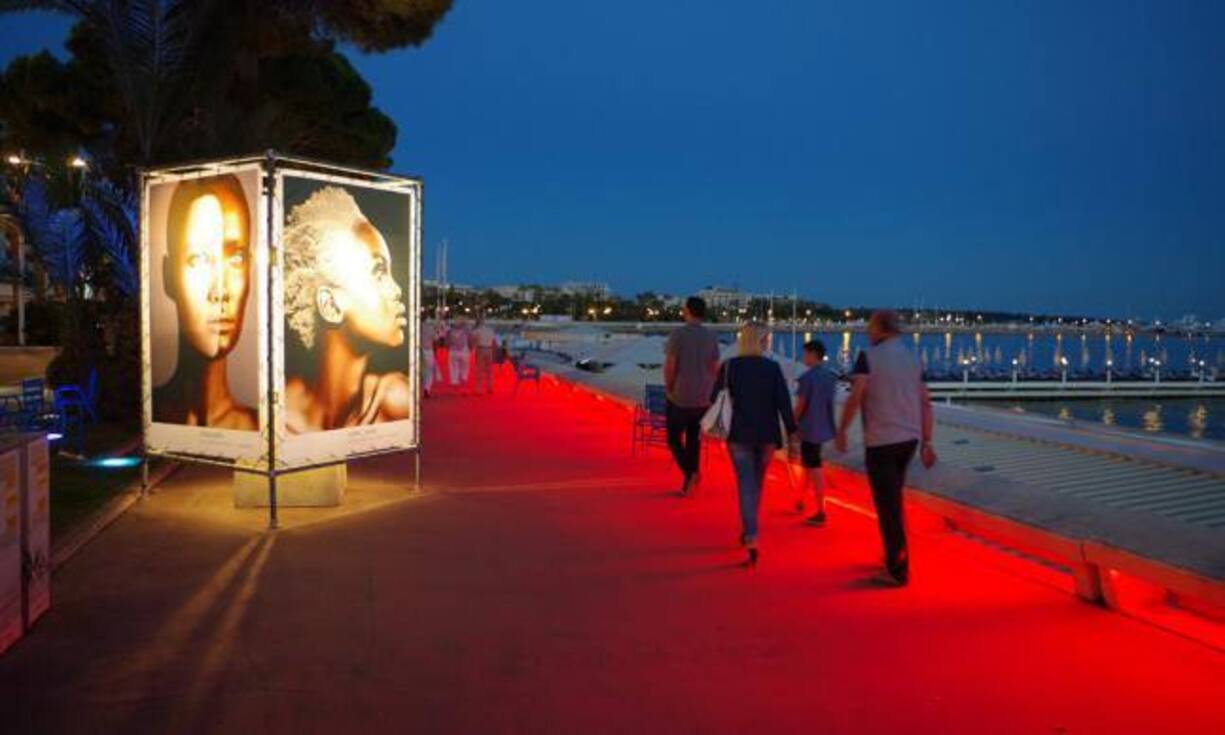 Das sind die teuersten Einkaufsmeilen der Welt: 
Auf Platz 10 unter den teursten Shoppingstrassen der Welt schafft es die hübsche Flaniermeile «La Croisette» in Cannes. Umgerechnet 511 Franken kostet dort der Quadratmeter laut der Schweizer «Retail Studie 2015».  CC/flickr/Tim Gage