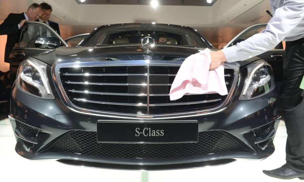 Leichtes Facelifting - die blankpolierte Frontansicht der S-Klasse: Als weltweit erstes Auto fährt die S-Klasse ohne Glühlampen vor, die komplette Beleuchtung wurde auf LED umgestellt.