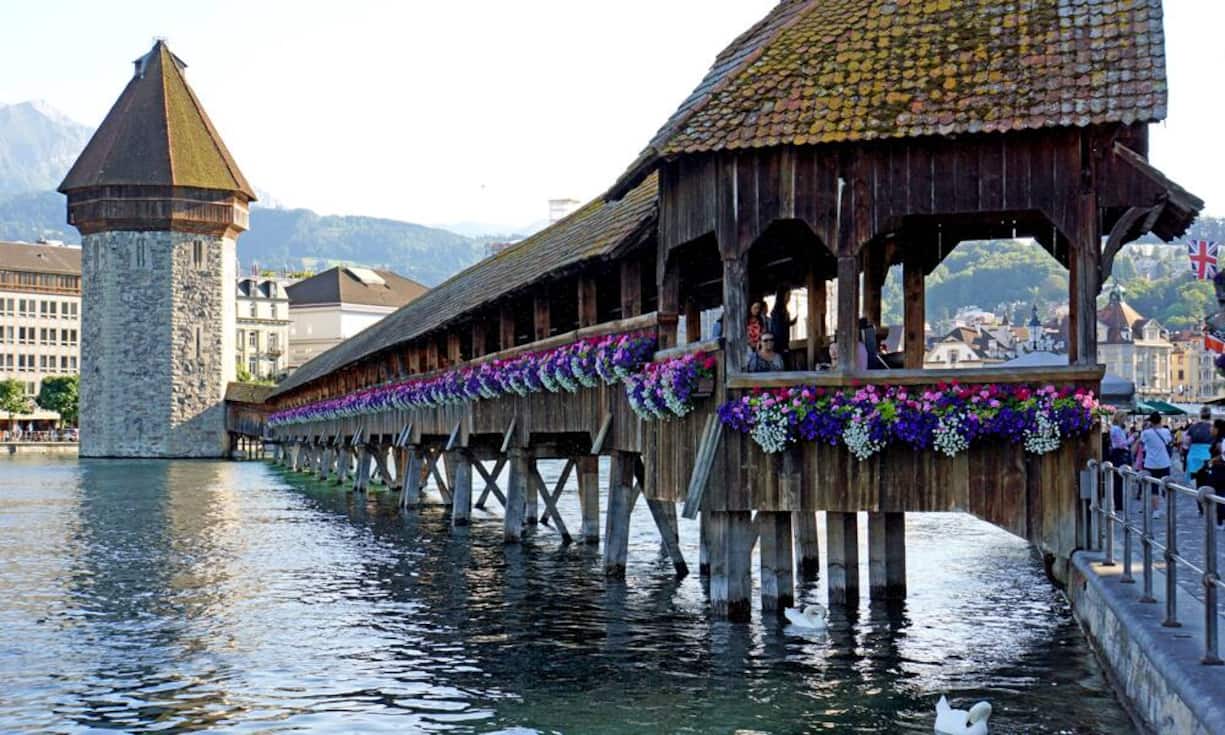 Platz 4: LuzernAuch heuer liegt Luzern einen Rang vor der Bundesstadt, und dies nicht nur wegen der Steuern, sondern auch wegen des höheren Wachstums und der grösseren Erholungsräume (Vorjahr Platz 3).
Bild: Flickr/CC/Dennis Jarvis