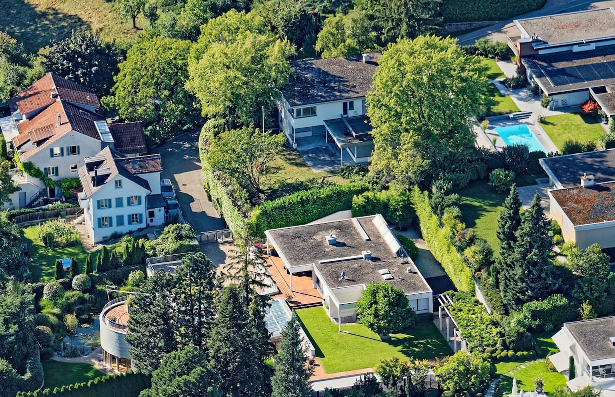Das Grundstück von Iqbal Khan (im Bild in der Mitte oben) in Herrliberg über dem Zürichsee grenzt direkt an jenes von Tidjane Thiam, CEO der Credit Suisse (in der Mitte unten).
