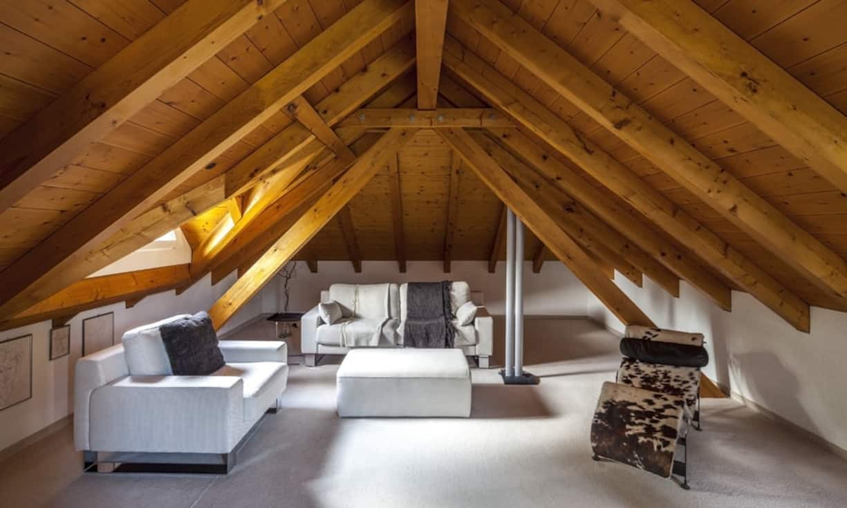 Im Obergeschoss findet sich eine offene Dachkonstruktion mit zwei Kinderzimmer und direktem Balkonzugang. Ein weiteres Zimmer kann als Gäste- oder Arbeitszimmer genutzt werden. Besonderes Highlight ist der Fernseh-, Lese- oder Ruhesalon mit Galerie.