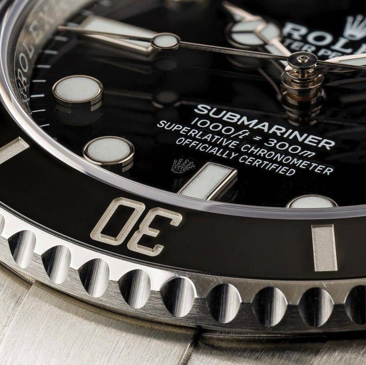 Das schaffen Fälscher nicht so gut: Die Laserkrone auf dem Glas einer Original-Rolex.