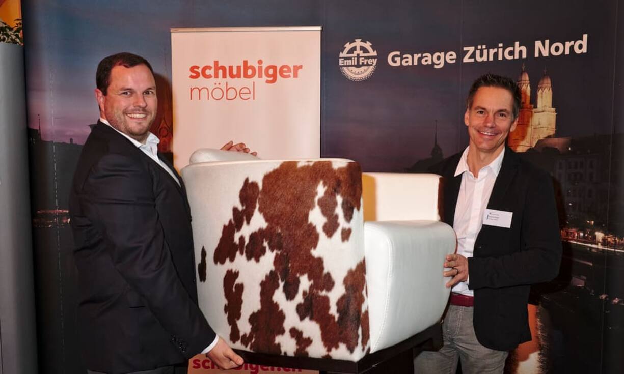 Fabio Peduzzi, Senior Projektmanager, Axpo Group, stolzer Gewinner eines Fauteuils von Schubiger Möbel;
Jürg Schubiger, Inhaber, Schubiger Möbel