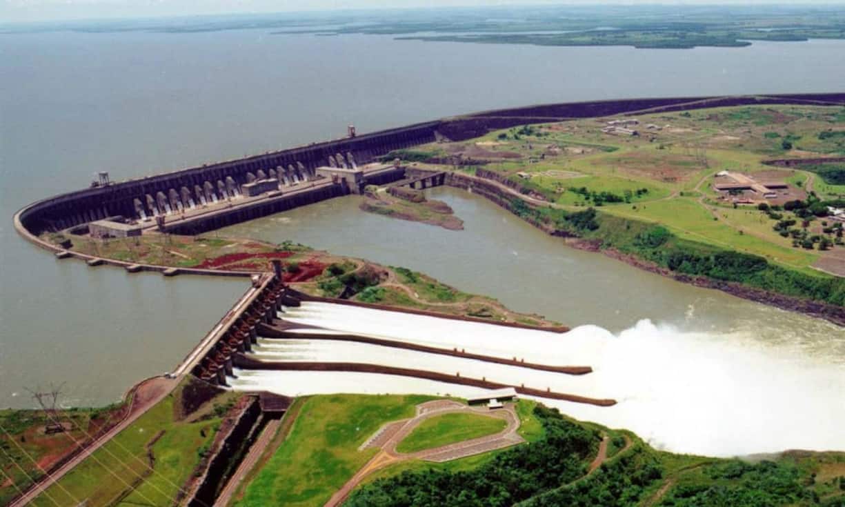 Die Itaipú-Staumauer mit dazugehörigem Wasserwerk an der Grenze zwischen Brasilien und Paraguay generierte 2015 fast 90 Terawatt Energie pro Stunde, so viel wie kein anderer Damm auf der Erde. Itaipú produziert 75 Prozent von Paraguays kompletten Bedarf, und fast 20 Prozent von Brasiliens. Reuters