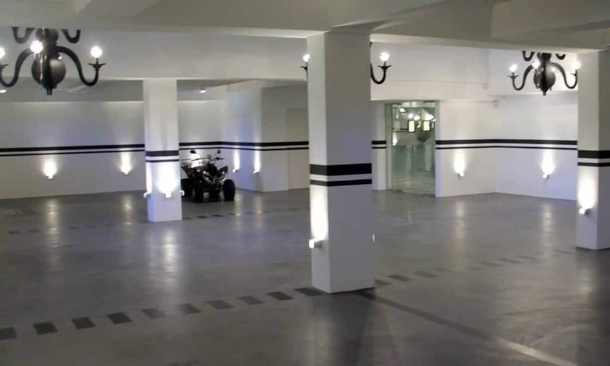 ...über eine eigene Garage. 4,25 Millionen Franken soll die Villa kosten.Youtube