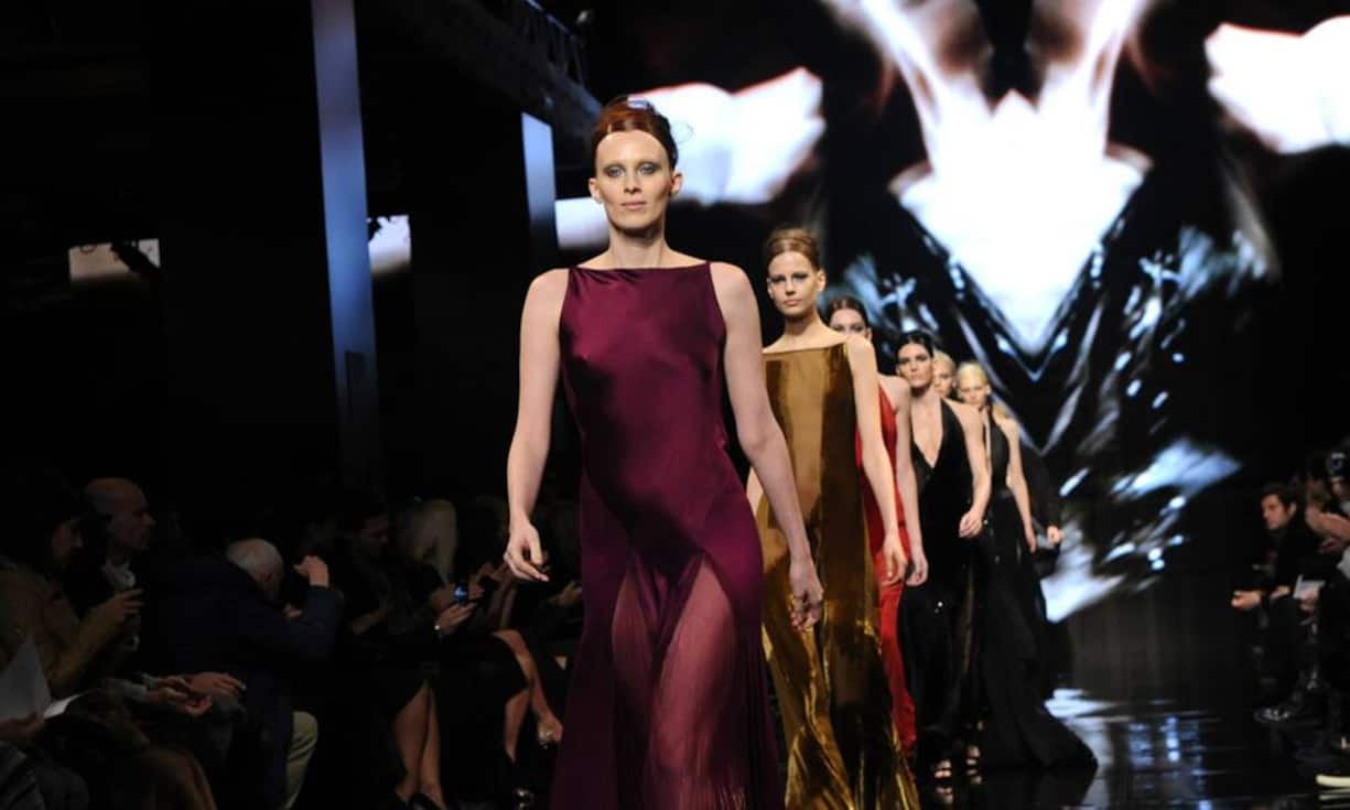 In Führung: Die britische Berühmtheit Karen Elson zeigt die Frühlings-Kollektion von Donna Karan. (Bilder: Keystone)