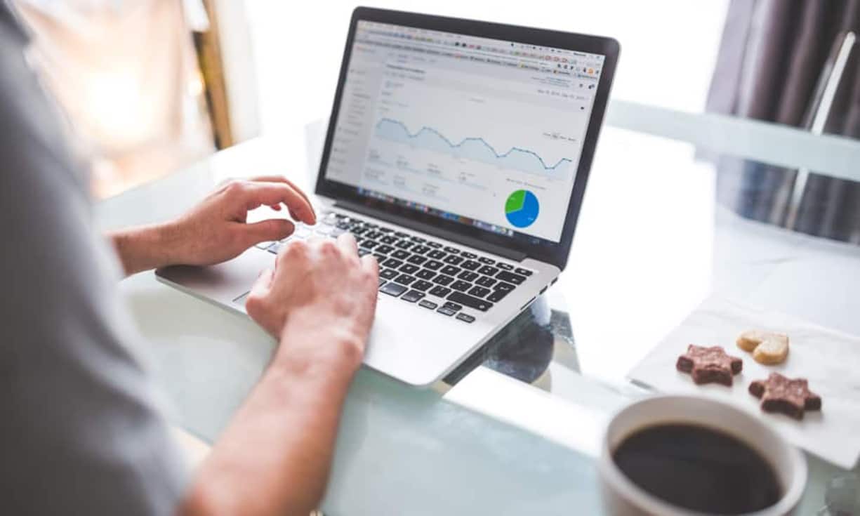 Kosten für ein Arbeitszimmer: Voraussetzung ist, dass man auf die berufliche Nutzung eines Arbeitszimmers in seiner Privatwohnung angewiesen ist. In den meisten Kantonen sind Kosten für ein Zimmer abzugsfähig, die Anforderungen an den Bedarfsnachweis aber streng. Die Formel lautet: Mietzins oder Mietwert pro Jahr, geteilt durch die Zahl der Zimmer, plus zwei. Wer das Arbeitszimmer einbringt, kann den Pauschalabzug für Arbeitsaufwendungen nicht mehr geltend machen.