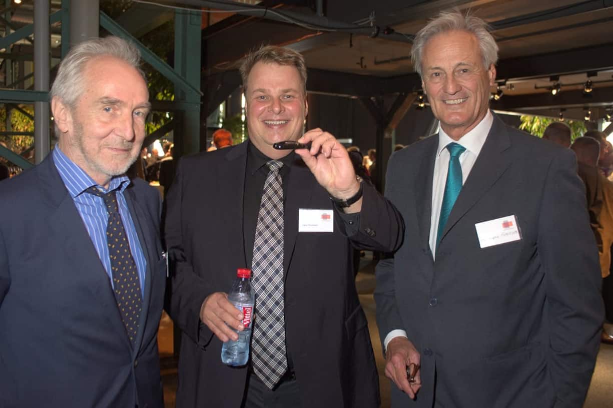 Ludwig Hasler, Publizist und Philosoph; Lars Thomsen, Futurologe (hält Gautiers Tesla-Schlüssel in der Hand); Christophe Gautier