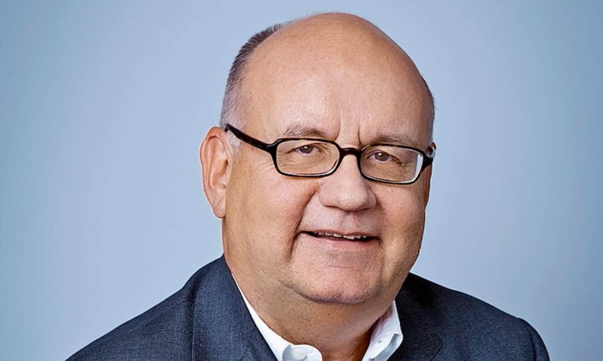 Urs Heller:Als Chefredaktor beim «Gault Millau» macht er Spitzenköche zu Starköchen, rückt Newcomer ins Rampenlicht, krönt Fünfsternehotels und Sommeliers.