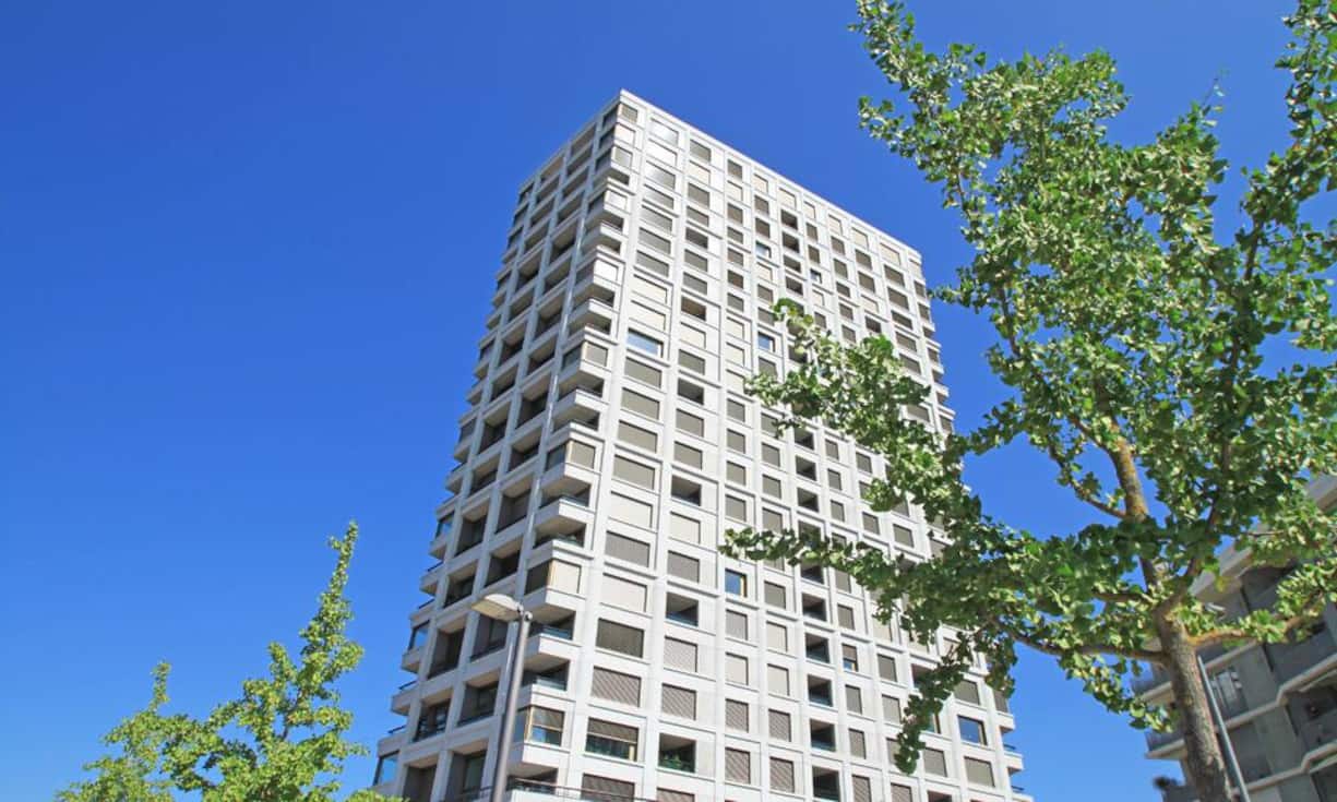 Die 181 m² grosse Wohnung befindet sich im obersten Stock des Hochhauses «Zölly» im Zürcher Kreis 5.
Preis: CHF 3'900'000