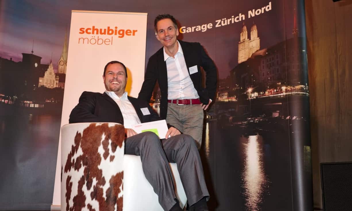 Fabio Peduzzi, Senior Projektmanager, Axpo Group, stolzer Gewinner eines Fauteuils von Schubiger Möbel;
Jürg Schubiger, Inhaber, Schubiger Möbel