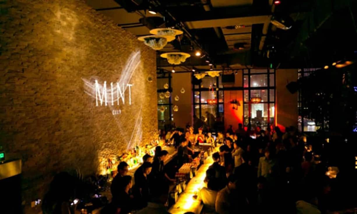 Das Mint in Shanghai zählt zu den angesagtesten und hippsten Clubs weltweit. Es befindet sich in der obersten Etage des Mint Towers mit Blick auf die Skyline der Metropole. Ein weiteres Highlight: Das 17 Meter lange Hai-Aquarium neben der Bar. Um sich ein Jahr lang zu den Mitgliedern des Mint Clubs zählen zu dürfen, wird ein Betrag von etwa 760 Euro verlangt. Mint