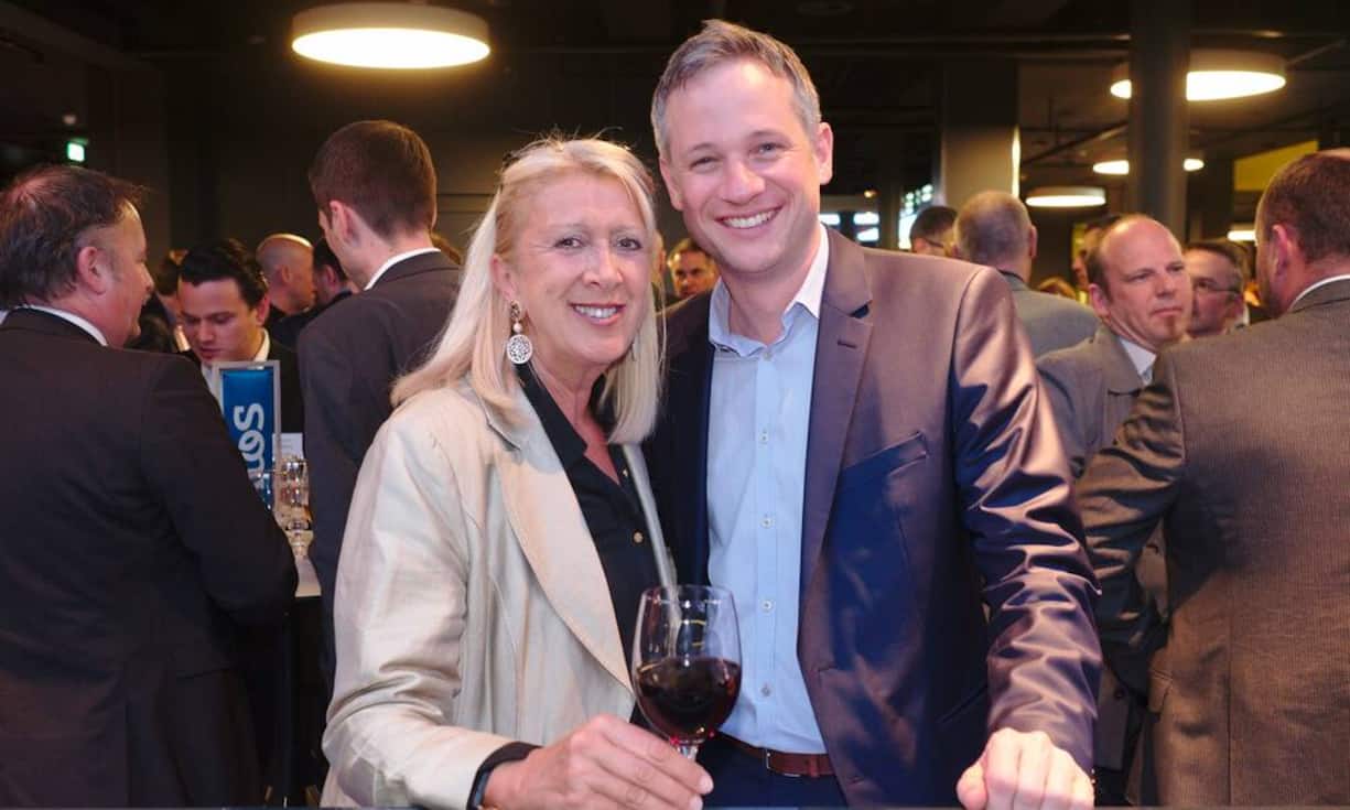 Vania Kohli, Gastgeberin;
Simon Pierro, iPad-Magier