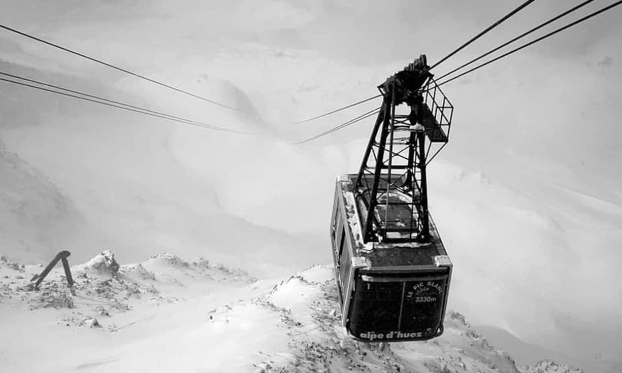 Die Spektakulärste: Die Seilbahn, die die französischen Alpe d’Huez mit Auris En Oisans verbindet, bietet eine spektakuläre Fahrt. Erst einmal geht der Lift ins Bergtal, bevor er sich wieder in Richtung Bergspitze nach oben bewegt.   Wiki Commoms, Gremar