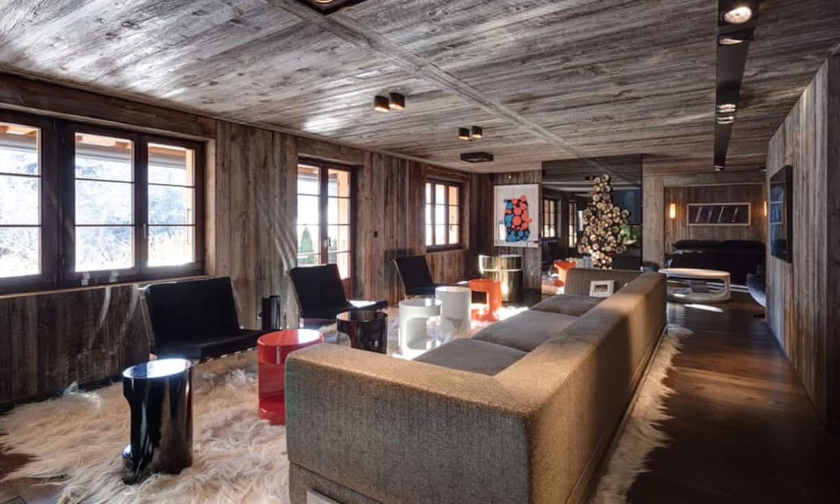 Im Inneren offenbart sich ein offenes Wohnzimmer. Es bietet...