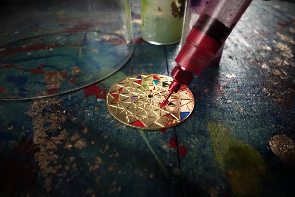 Jede Zelle wird von Hand mit Kaltemail aufgefüllt.