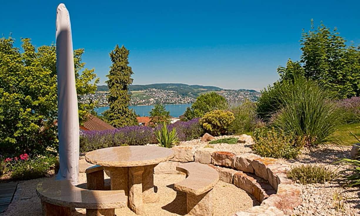 Mediterrane Terrasse: Olivenbaum, Lavendel, Oleander, Granatapfel, Zitrusbaum – mehr braucht es nicht, um sich ans Mittelmeer zu träumen. Nachtviolen verströmen auch noch spätabends das Aroma des Südens. Je mehr Töpfe, desto besser. Warme und kräftige Farben und natürliche Materialien wie Terrakotta, Eisen, Stein und Holz erzeugen ein südliches Ambiente. Der Nachteil: Mediterrane Pflanzen müssen drinnen überwintern.