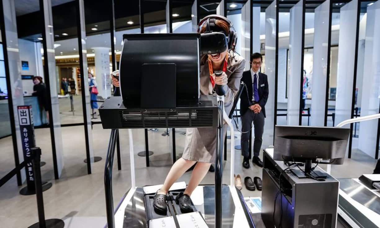 Momentan liegt Virtual Reality im Trend. Auch Apple will wohl auf den Zug aufspringen. Bisher ist bekannt, dass Patente zu VR-Produkten angemeldet wurden und Tim Cook das Team um VR-Experten ergänzt hatte. Bei der Quartalspräsentation im Januar meinte der CEO zu VR: «Im Bezug auf VR glaube ich nicht, dass das eine Nische ist. Es ist ziemlich cool und hat einige interessante Anwendungen.» Im Gegensatz zu Facebook konnte Apple aber bisher kein Virtual-Reality-Produkt präsentieren.