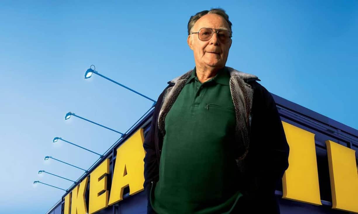 Ikea-Gründer Ingvar Kamprad hält auch nach seiner Rückkehr aus der Schweiz nach Schweden die Notgroschen beieinander. Er wohnt dort in einem einstöckigen Einfamilienhaus, fährt einen alten Volvo und fliegt nur Economy.