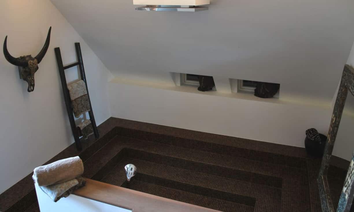 ... das Badezimmer mit Blick in die Scheune und Aussicht über Feld und Wald.