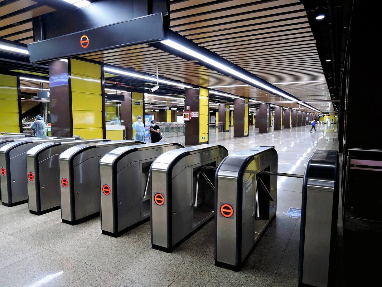 Some commuters are seen at a subway station near a business district in Shanghai, China on June 1, 2022. The city practically lifted 2-month lockdown due to the spread of Coronavirus COVID-19 infections on the same day.( The Yomiuri Shimbun via AP Images ) (KEYSTONE/AP Yomiuri Shimbun/Daisuek Kawase)