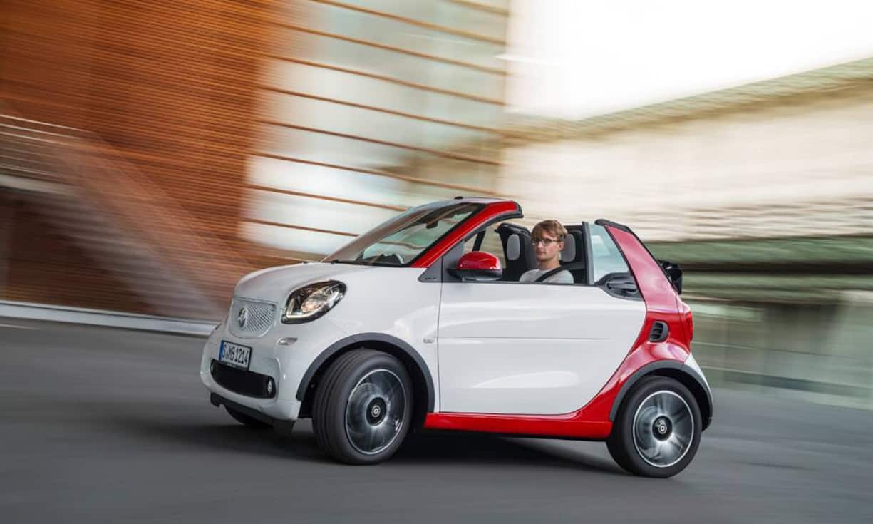 Smart Fortwo Cabrio 2017erDie Marke Smart gehört wie Mercedes zur Daimler-Gruppe. Erste Bilder des neuen Fortwo Cabrio zeigen ein etwas dynamischeres Erscheinungsbild.