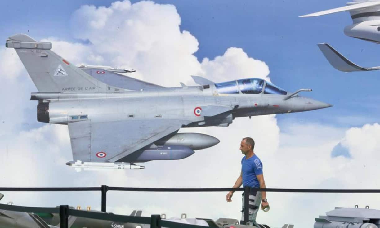 Ein Rafale im Tiefflug im Dassault Pavilion an der Pariser Flugshow.