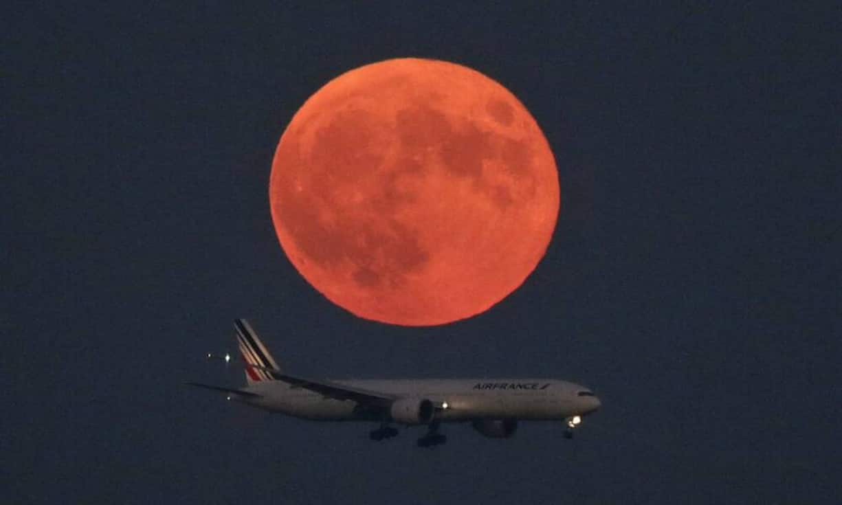 In Europa bietet sich die nächste Chance auf eine totale Mondfinsternis erst wieder am Abend des 27. Juli 2018 (Hier nähert sich eine Air-France-Maschine einer Landebahn am internationalen Flughafen von Tokio).