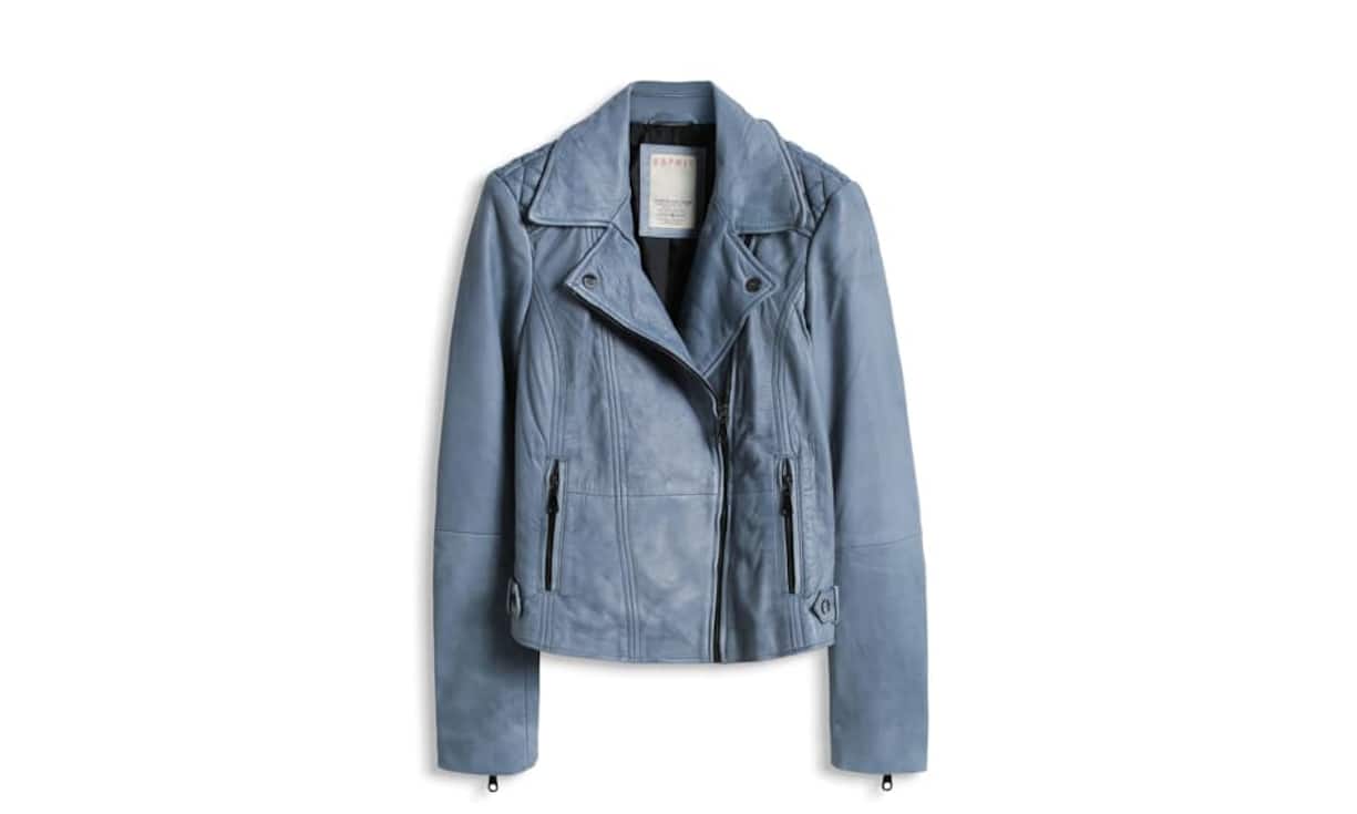 Sanft: Esprit (Frau) Das softe Schafleder in Rautenstepp-Optik schenkt dieser coolen hellblauen Lederjacke in Biker-Stil einen sanften Touch. Preis 369 Franken