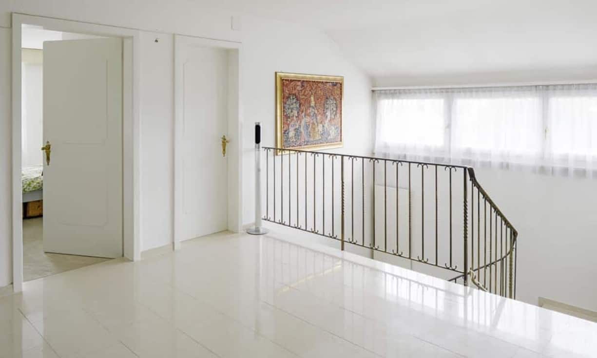 Im Obergeschoss verbindet eine breite Galerie die weiteren geräumigen Zimmer. Den Preis erfährt man auf Anfrage. (Quelle/Bilder: 
Engel & Völkers)