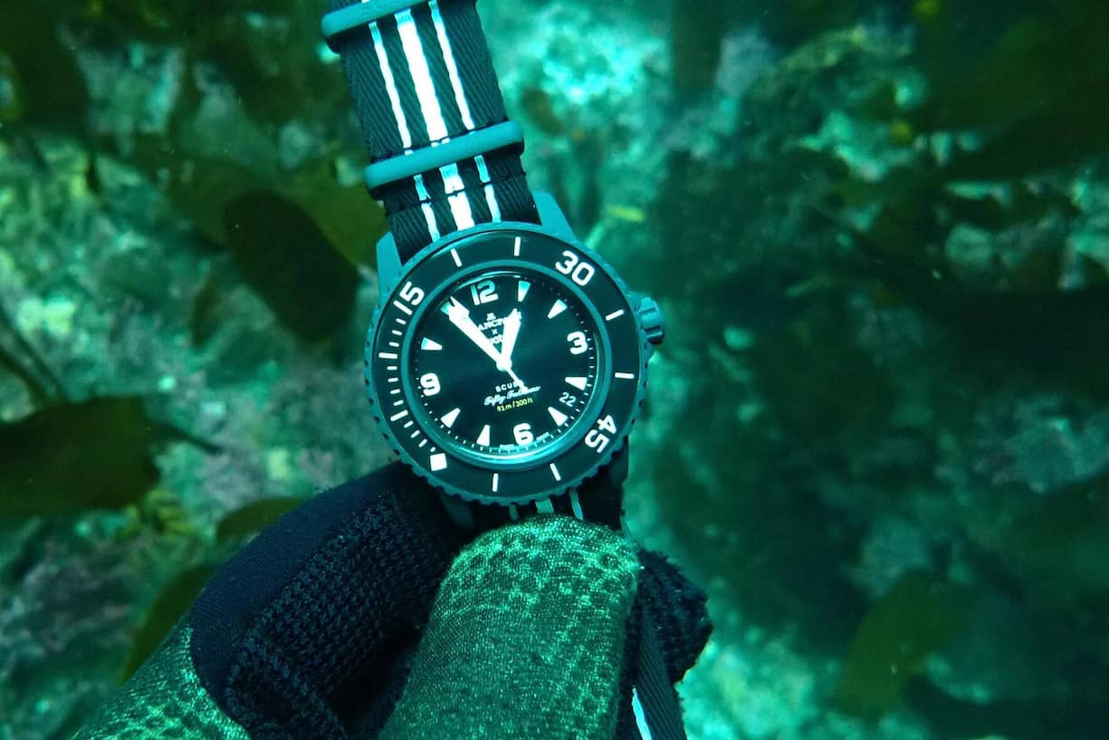 Mit zunehmender Farbreduktion nimmt das schwarze Bioceramic-Gehäuse (zwei Drittel der Mischung bestehen aus Zirkonoxid-Keramikpulver, ein Drittel aus biobasiertem Material aus Rizinusöl) einen leicht gräulichen Ton in der Tiefe an.