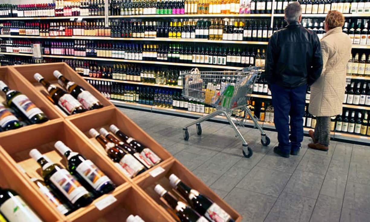 Bei Lebensmittel- und Getränkehändlern nehmen Ladendiebe Wein und Spirituosen ins Visier. Auf Platz zwei und drei folgen Käse und Frischfleisch. Fisch und Feinkost ist weniger gefragt.