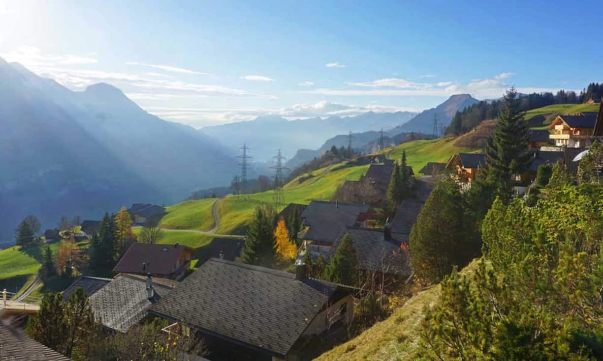 Das Chalet mit Baujahr 1982 zeichnet sich besonders durch die freie Sicht auf die Berge und bis auf den Brienzersee aus.