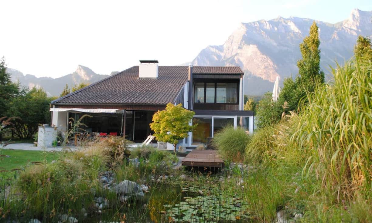 Mit einer Grundstücksfläche von 2'215 m2, einer Wohnfläche von ca. 328 m2 und einer Gesamtfläche von 441 m2 bietet dieses Einfamilienhaus viel Platz für Entspannung inmitten von Rebbergen.