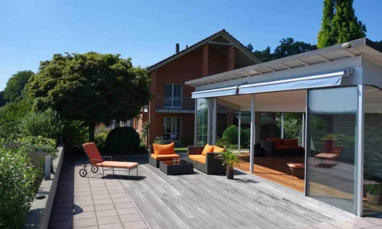 Zum Poolhaus gehört auch eine grosszügige Sonnenterrasse mit Wintergarten.