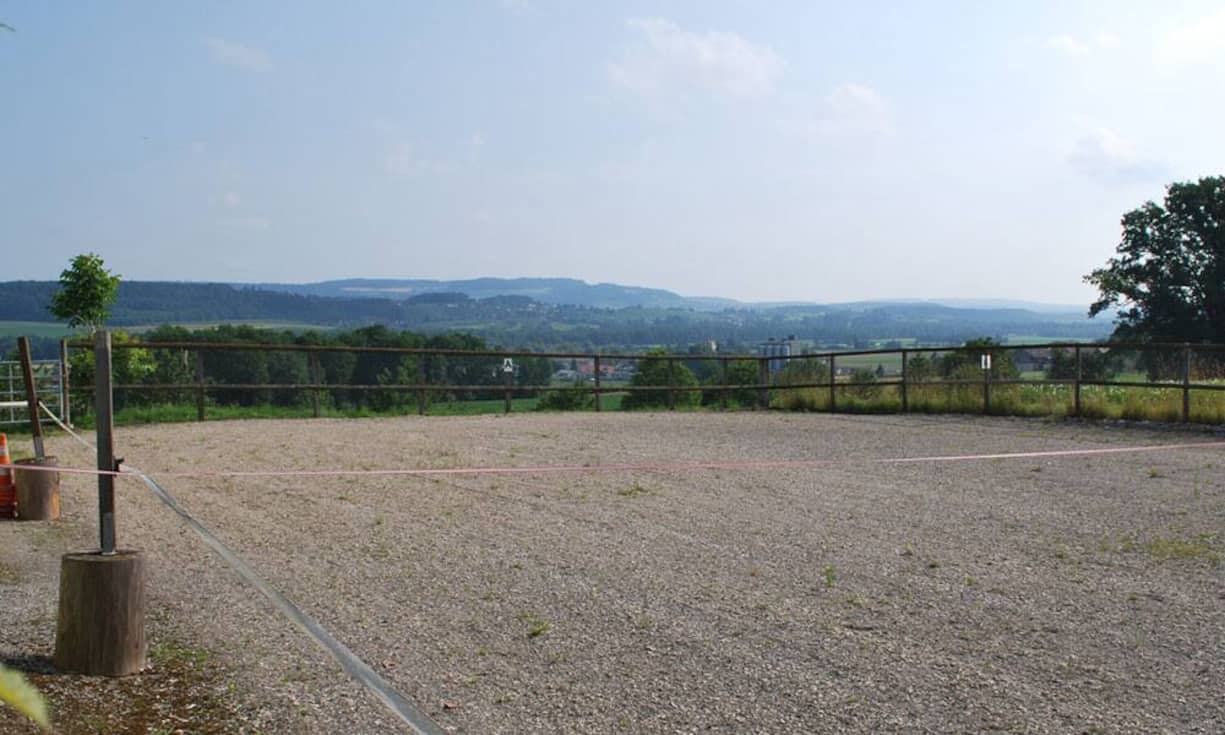 Auch der Reitplatz fehlt nicht. Der Preis für dieses Landhaus beträgt 4,3 Millionen. (Quelle/Bilder: 
Engel & Völkers)