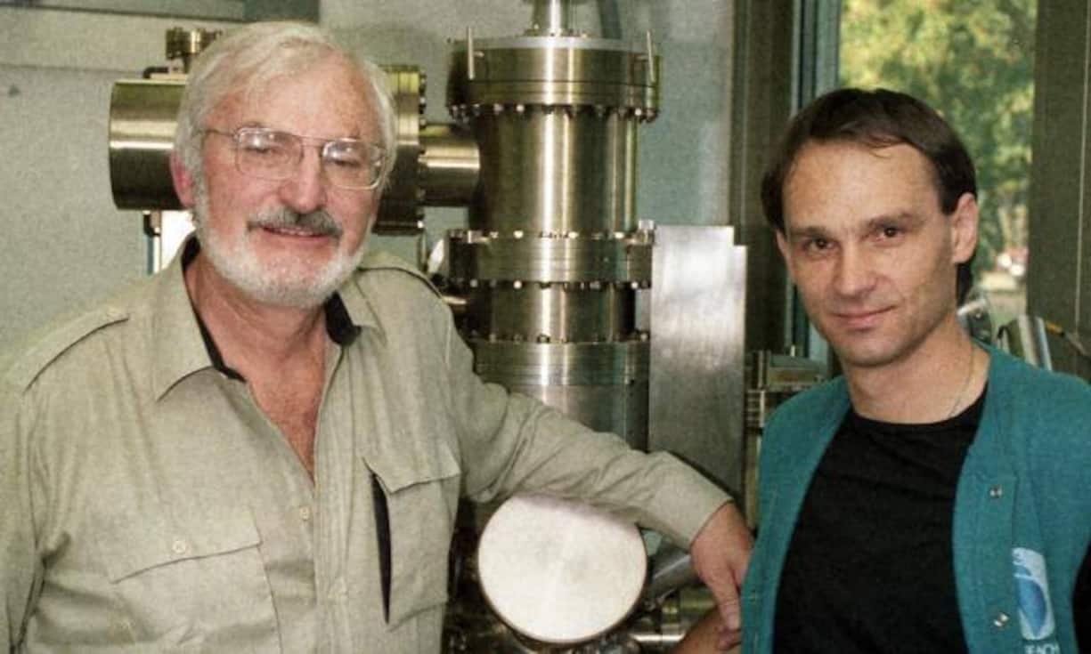Heinrich Rohrer (links) - Nobelpreis für Physik 1986
Für die Entwicklung des Rastertunnelmikroskops wird Rohrer, gemeinsam mit den deutschen Physikern Gerd Binning (rechts) und Ernst Ruska, für ihre Forschungsleistung ausgezeichnet.
Keystone
