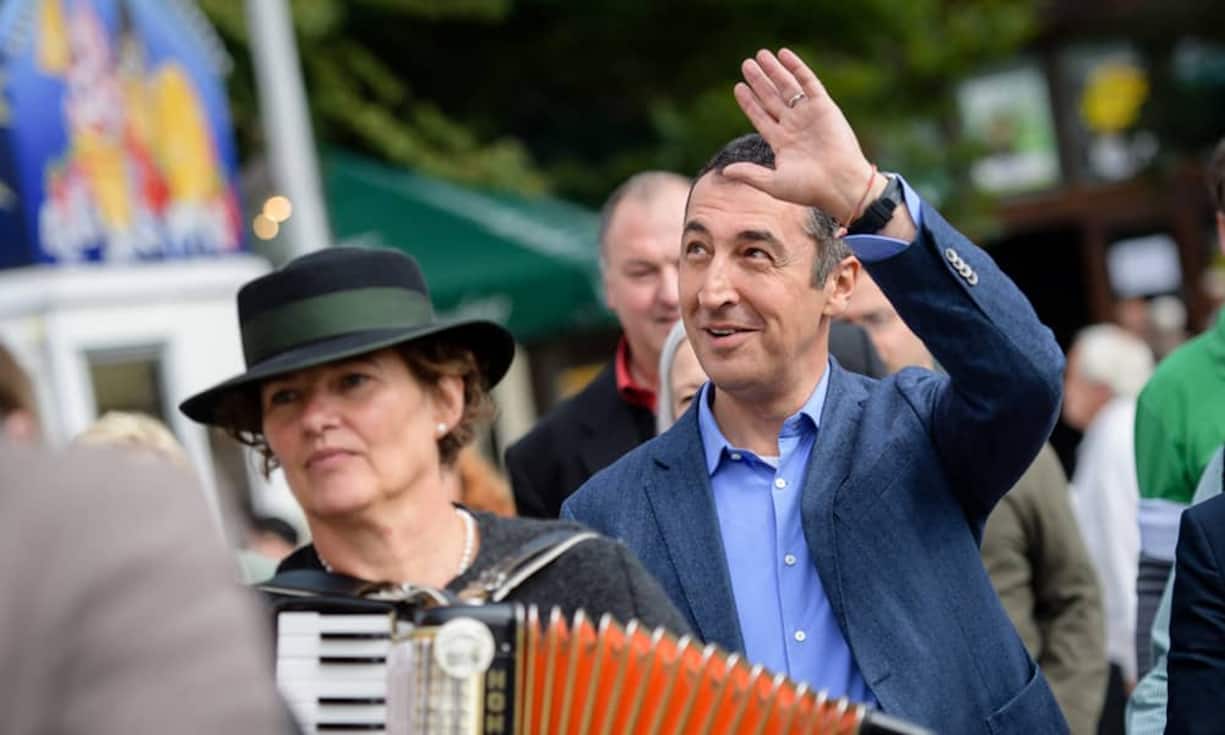Cem Özdemir (Grüne, 51): Die Eltern des Schwaben kamen in den 60er Jahren als türkische Gastarbeiter nach Deutschland. Integration ist eines der wichtigsten Themen des Realpolitikers. Bei den Grünen ist er seit 1981. Er wurde 1994 erster Abgeordneter türkischer Herkunft im Bundestag. Von 2004 bis 2009 war Özdemir Abgeordneter des EU-Parlaments, 2008 wurde er Parteichef. Der studierte Sozialpädagoge hat zwei Kinder.