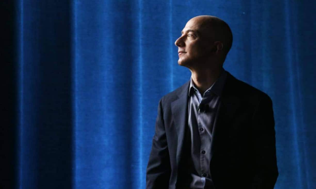 Sechs Star-Unternehmer und ihre Vorbilder  Physiker Jeff Bezos revolutionierte mit Amazon die Art des Einkaufens. Zu seinem Wegbereiter zählt er zum einen seinen Grossvater, der in ihm die Leidenschaft für Technologie weckte. Zudem verriet er der Academy of Achievement, dass er neben Thomas Edison auch Walt Disney bewundere. Er habe die Menschen um ihn herum immer von seinen Visionen und Ideen so überzeugen können, dass sie mit ihm die bestmögliche Umsetzung anstrebten.