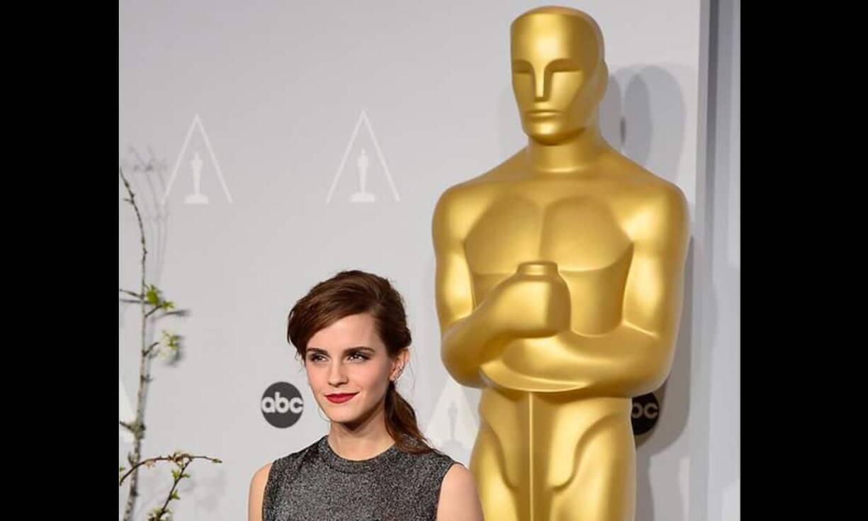 Die britische Schauspielerin Emma Watson posiert im Presseraum vor dem goldenen Riesen-Oscar.