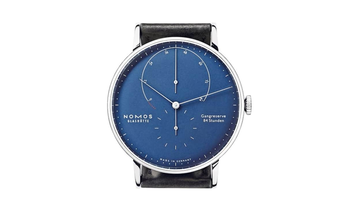 Nomos Tiefblau: Die Manufaktur aus dem deutschen Glashütte schickt eine neue Variante der preisgekrönten Handaufzugsuhr (Kaliber DUW 1001) ins Weihnachtsrennen 2014. Das tiefblaue Zifferblatt des neuen Herrenmodells kontrastiert hervorragend mit dem Gehäuse aus 18 Karat Weissgold und mit 42 Millimetern Durchmesser. Lieferbar ab November 2014. Preis: 18 300 Franken