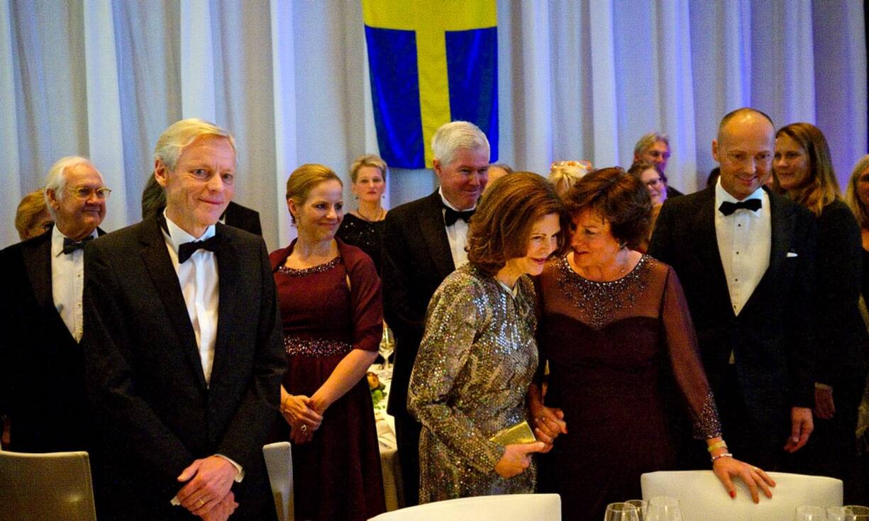 Unter der Schwedischen Fahne:
Anders Jonsson, ex-ABB-Manager, advisor Triton;
Königin Silvia von Schweden;
Marianne Bernadotte, Mitglied der königlichen Familie;
Magnus Hartog-Holm, Schwedischer Botschafter in der Schweiz (v.l.) Bilder: Markus Senn