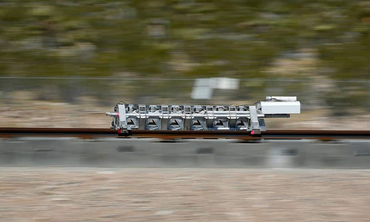 Hyperloop: Mit einer «Hyperloop» genannten Röhre will Musk irgendwann in der Zukunft per Unterdruck Passagiere mit nahezu Schallgeschwindigkeit wie eine Art Rohrpost transportieren. Im August 2013 stellt er seine Pläne für auf Luftkissen schwebende Kapseln vor. Das Vorhaben berechnet er mit bis zu 7,5 Milliarden US-Dollar.