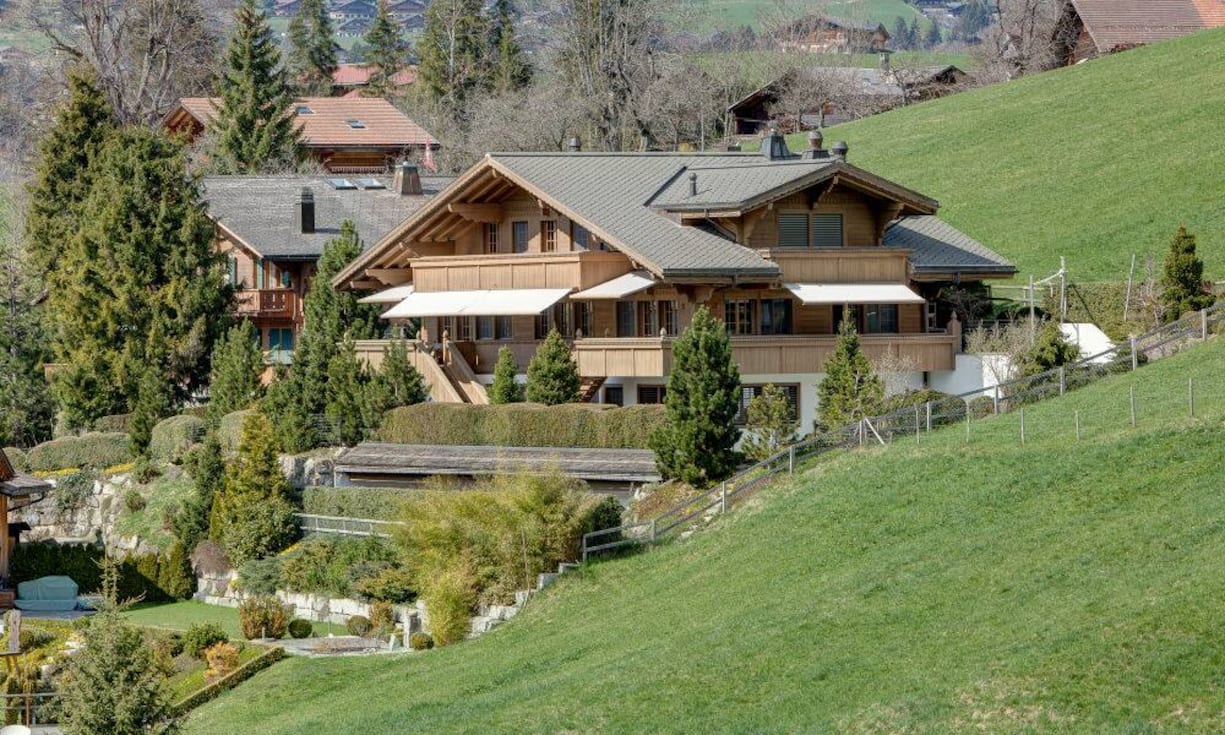 Sechs Parkplätze bietet die Garage. Angestellten-Zimmer sind ebenfalls vorhanden.
Preis: auf Anfrage Quelle und Bilder: Engel & Völkers