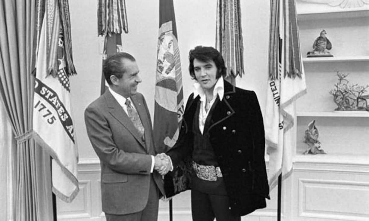 Als Superstar verkehrte Elvis in der High Society der Welt. So traf der King auch auf den damaligen US-Präsidenten Richard Nixon.