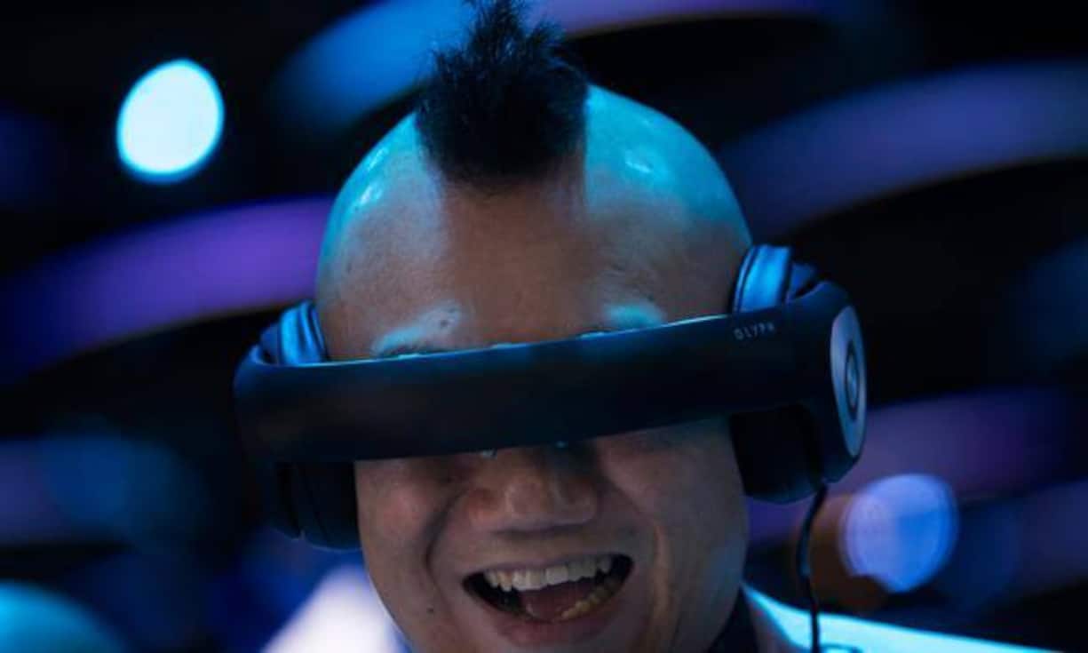 Ein Besucher testet einen Autorennen-Simulator: Virtual Reality ist das grosse Thema des diesjährigen Branchentreffs in Barcelona.