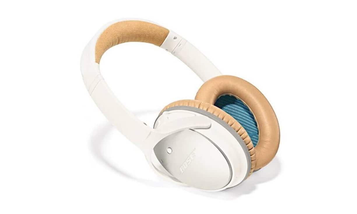 Bose hat sich mit seinen Kopfhörern, die den Aussenlärm unterdrücken, einen Namen gemacht. Beliebt sind die Geräte vor allem bei Geschäftsleuten auf Flugreisen. Nun hat die Firma ihr Modell QuietComfort 25 überarbeitet. Die Kopfhörer sind batteriebetrieben und in Schwarz oder Weiss erhältlich. Sie verfügen über ein Inline-Mikro sowie eine Fernbedienung und sind somit auch zum Telefonieren geeignet. Bose QuietComfort: 25 355 Franken